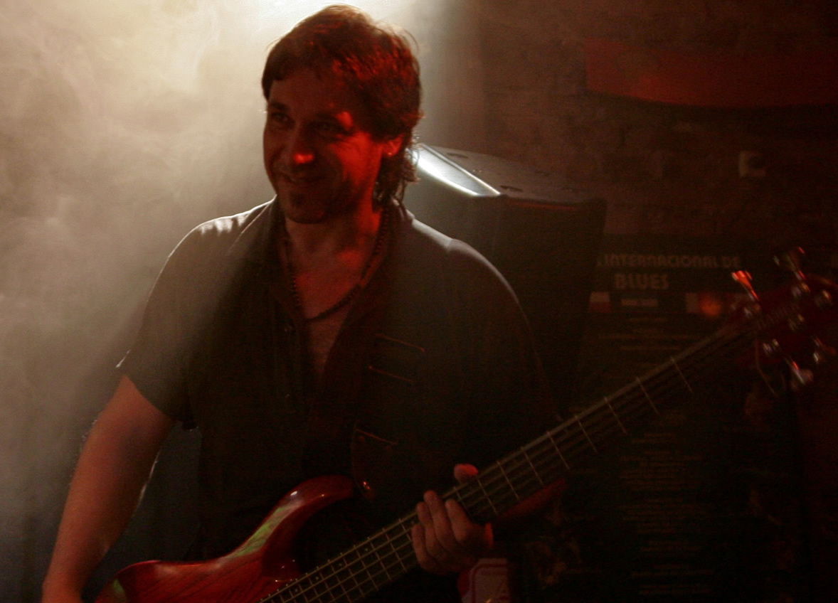 Walter Deleón artista multifacético argentino